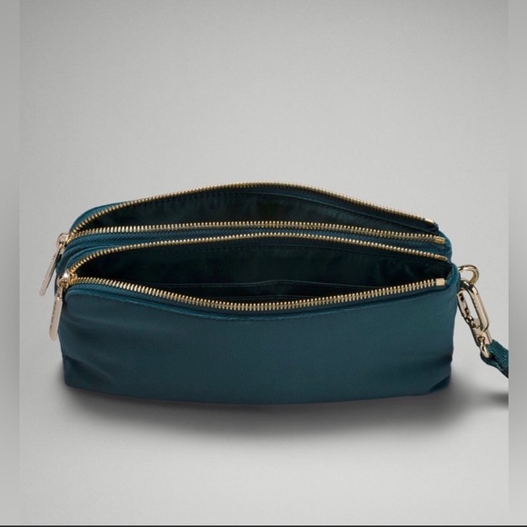 🎉🔥HOST PICK🔥🎉LULULEMON CURVED WRISTLET
VELOUR 🌸TEAL COLOUR - Picture 6 of 9